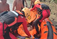 Tim SAR Gabungan mengevakuasi jasad Sulaiman bin Mustofa (10) ke atas perahu karet di tepi Sungai Komering, Desa Tanjung Kemala, Kecamatan Martapura, Kabupaten OKU Timur, Sumatera Selatan.