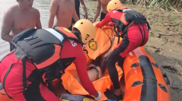 Tim SAR Gabungan mengevakuasi jasad Sulaiman bin Mustofa (10) ke atas perahu karet di tepi Sungai Komering, Desa Tanjung Kemala, Kecamatan Martapura, Kabupaten OKU Timur, Sumatera Selatan.