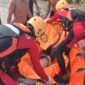Tim SAR Gabungan mengevakuasi jasad Sulaiman bin Mustofa (10) ke atas perahu karet di tepi Sungai Komering, Desa Tanjung Kemala, Kecamatan Martapura, Kabupaten OKU Timur, Sumatera Selatan.