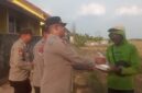 Kapolsek BMT Iptu Swisspo menyerahkan paket makanan siap santap kepada seorang warga di kawasan Desa Kumpul Rejo, Kecamatan Buay Madang Timur, Kabupaten OKU Timur.