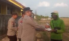 Menebar Kebaikan di Pinggir Sawah: Aksi Personel Polsek Buay Madang Timur Berbagi Makan Siang untuk Warga