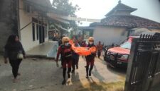 Jasad korban dibawa ke rumah duka. Foto: Basarnas Palembang.