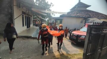 Jasad korban dibawa ke rumah duka. Foto: Basarnas Palembang.