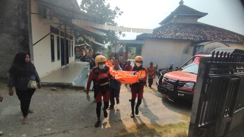 Jasad korban dibawa ke rumah duka. Foto: Basarnas Palembang.