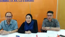 Advokat Titis Rachmawati, SH, MH, CLA, bersama Bayu Prasetya Andrinata, S.H. dan Andre Yunialdi, SH, MH, saat memberikan keterangan, Senin (14/9/2026)