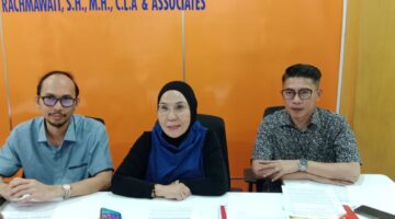 Advokat Titis Rachmawati, SH, MH, CLA, bersama Bayu Prasetya Andrinata, S.H. dan Andre Yunialdi, SH, MH, saat memberikan keterangan, Senin (14/9/2026)