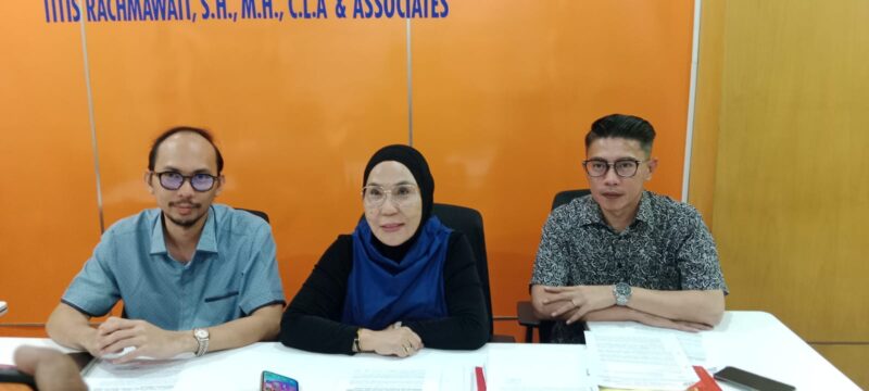 Advokat Titis Rachmawati, SH, MH, CLA, bersama Bayu Prasetya Andrinata, S.H. dan Andre Yunialdi, SH, MH, saat memberikan keterangan, Senin (14/9/2026)