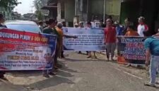 fhoto (istimewa) : aksi solidaritas keluarga korban curas dihadapan polres pagar alam