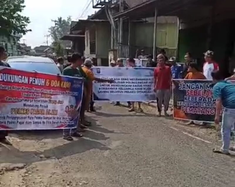fhoto (istimewa) : aksi solidaritas keluarga korban curas dihadapan polres pagar alam
