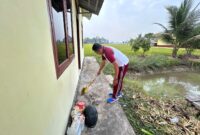 Aksi nyata personel Polsek Buay Madang Timur melaksanakan kurve (bersih-bersih) serentak di lingkungan Asrama Polri dan Mako Polsek BMT.