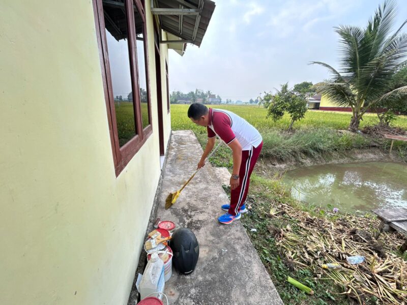 Aksi nyata personel Polsek Buay Madang Timur melaksanakan kurve (bersih-bersih) serentak di lingkungan Asrama Polri dan Mako Polsek BMT.
