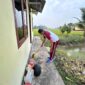 Aksi nyata personel Polsek Buay Madang Timur melaksanakan kurve (bersih-bersih) serentak di lingkungan Asrama Polri dan Mako Polsek BMT.