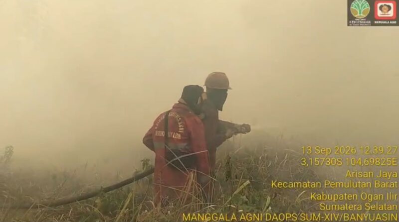 Tin Satgas Karhutla saat memadamkan kebakaran lahan di Pemulutan, Ogan Ilir. Foto: istimewa
