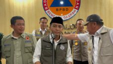 Menteri Kehutanan Raja Juli Antoni saat diwawancarai langsung usai rapat koordinasi penanganan karhutla di Kantor BPBD Sumsel, Selasa (15/9/2026). Foto: Tia