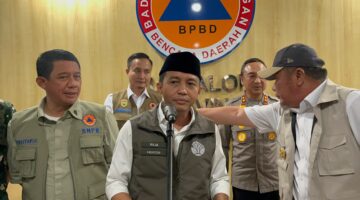 Menteri Kehutanan Raja Juli Antoni saat diwawancarai langsung usai rapat koordinasi penanganan karhutla di Kantor BPBD Sumsel, Selasa (15/9/2026). Foto: Tia