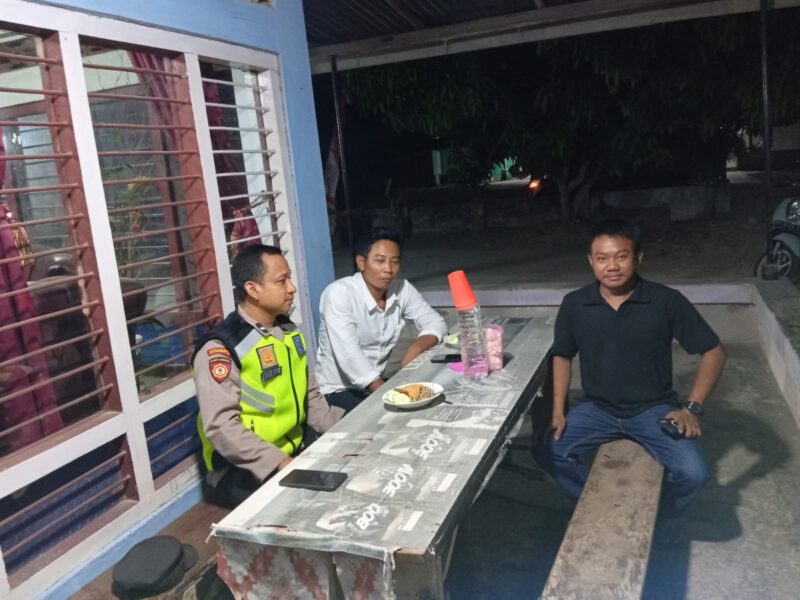 Personel Polsek Buay Madang Timur, Aipda Khoirul Alkaf dan Bripka Nur Kholik, melaksanakan kegiatan silaturahmi dan sambang dialogis di Desa Sumedang Sari, Kecamatan Buay Madang Timur.