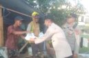 Kapolsek Buay Madang Timur, Iptu Swisspo, memimpin langsung aksi sosial pembagian paket makanan kepada masyarakat yang membutuhkan.