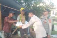Kapolsek Buay Madang Timur, Iptu Swisspo, memimpin langsung aksi sosial pembagian paket makanan kepada masyarakat yang membutuhkan.