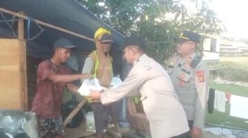 Kapolsek Buay Madang Timur, Iptu Swisspo, memimpin langsung aksi sosial pembagian paket makanan kepada masyarakat yang membutuhkan.