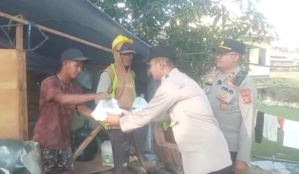 Kapolsek Buay Madang Timur, Iptu Swisspo, memimpin langsung aksi sosial pembagian paket makanan kepada masyarakat yang membutuhkan.