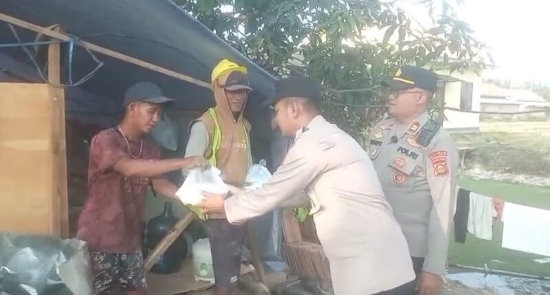 Kapolsek Buay Madang Timur, Iptu Swisspo, memimpin langsung aksi sosial pembagian paket makanan kepada masyarakat yang membutuhkan.