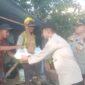 Kapolsek Buay Madang Timur, Iptu Swisspo, memimpin langsung aksi sosial pembagian paket makanan kepada masyarakat yang membutuhkan.