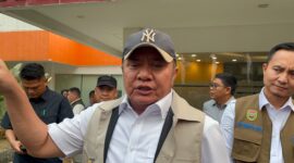 Gubernur Sumsel, Herman Deru saat diwawancarai di Kantor BPBD Sumsel, Selasa (15/9/2026). Foto: Tia
