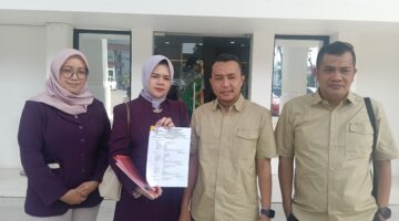 Foto :  tim kuasa penggugat Yayasan  UBD  Palembanh