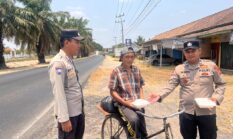 Peduli Sesama, Personel Polsek Buay Madang Timur Bagikan Paket Makanan ke Warga