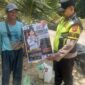 Personel Polsek Buay Madang Timur menunjukkan poster maklumat larangan membakar hutan dan lahan bersama seorang warga saat menggelar kegiatan mitigasi di wilayah Kecamatan Buay Madang Timur, Kabupaten OKU Timur.