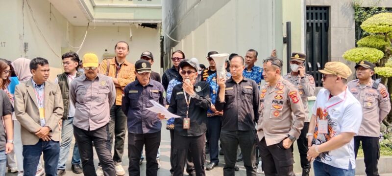 Foto Panitera PN Palembang, Dr. Sumargi, SH, MH saat melaksanakan Eksekusi kamis (17/9/2026)