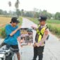 Personel Polsek Buay Madang Timur menunjukkan poster Maklumat Kapolda Sumsel tentang larangan membakar hutan dan lahan kepada seorang pengendara motor di kawasan Desa Tanjung Mulya, Kecamatan Buay Madang Timur, Kabupaten OKU Timur.