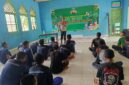 Kapolsek Buay Madang Timur, Iptu Swisspo, memberikan materi penyuluhan seputar Kamtibmas, tertib lalu lintas, dan bahaya narkoba kepada puluhan peserta Diklat Terpadu Dasar (DTD) Ke-XIX Satkorcab Banser OKU Timur di Pondok Darussalam, Desa Sumedang Sari.
