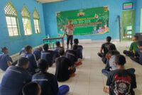 Kapolsek Buay Madang Timur, Iptu Swisspo, memberikan materi penyuluhan seputar Kamtibmas, tertib lalu lintas, dan bahaya narkoba kepada puluhan peserta Diklat Terpadu Dasar (DTD) Ke-XIX Satkorcab Banser OKU Timur di Pondok Darussalam, Desa Sumedang Sari.