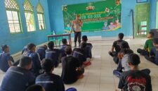 Kapolsek Buay Madang Timur, Iptu Swisspo, memberikan materi penyuluhan seputar Kamtibmas, tertib lalu lintas, dan bahaya narkoba kepada puluhan peserta Diklat Terpadu Dasar (DTD) Ke-XIX Satkorcab Banser OKU Timur di Pondok Darussalam, Desa Sumedang Sari.