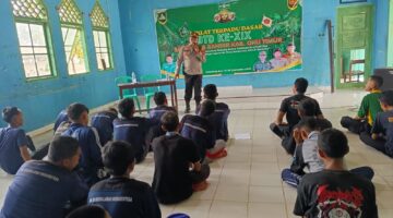 Kapolsek Buay Madang Timur, Iptu Swisspo, memberikan materi penyuluhan seputar Kamtibmas, tertib lalu lintas, dan bahaya narkoba kepada puluhan peserta Diklat Terpadu Dasar (DTD) Ke-XIX Satkorcab Banser OKU Timur di Pondok Darussalam, Desa Sumedang Sari.