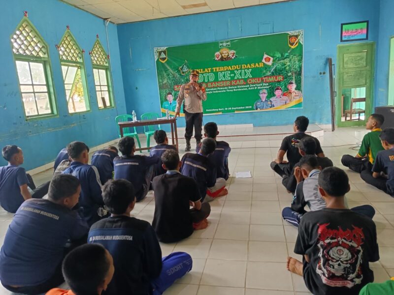 Kapolsek Buay Madang Timur, Iptu Swisspo, memberikan materi penyuluhan seputar Kamtibmas, tertib lalu lintas, dan bahaya narkoba kepada puluhan peserta Diklat Terpadu Dasar (DTD) Ke-XIX Satkorcab Banser OKU Timur di Pondok Darussalam, Desa Sumedang Sari.