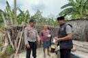 Kapolsek Buay Madang Timur Iptu Swisspo, didampingi Kanit IK Aiptu Dahrul Hutni menyerahkan paket bantuan makanan langsung kepada warga lansia di Desa Tambak Boyo, Kecamatan BMT, Kabupaten OKU Timur.