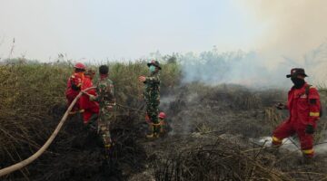 Dandim 0401/ Muba Pimpin Langsung penanggulangan Karhutlah Di Muara Medak Bayung Lencir.