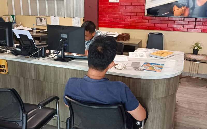 Foto korban membuat laporan polisi