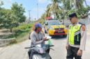 Polsek Buay Madang Timur Polres OKU Timur melaksanakan kegiatan sedekah dan berbagi makanan kepada masyarakat di seputaran wilayah Desa Kedu, Kecamatan Buay Madang Timur.