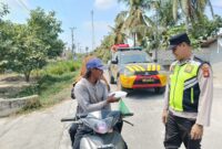 Polsek Buay Madang Timur Polres OKU Timur melaksanakan kegiatan sedekah dan berbagi makanan kepada masyarakat di seputaran wilayah Desa Kedu, Kecamatan Buay Madang Timur.