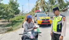 Polsek Buay Madang Timur Polres OKU Timur melaksanakan kegiatan sedekah dan berbagi makanan kepada masyarakat di seputaran wilayah Desa Kedu, Kecamatan Buay Madang Timur.