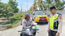 Polsek Buay Madang Timur Polres OKU Timur melaksanakan kegiatan sedekah dan berbagi makanan kepada masyarakat di seputaran wilayah Desa Kedu, Kecamatan Buay Madang Timur.