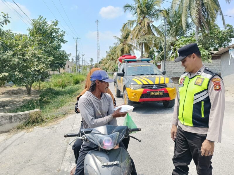 Polsek Buay Madang Timur Polres OKU Timur melaksanakan kegiatan sedekah dan berbagi makanan kepada masyarakat di seputaran wilayah Desa Kedu, Kecamatan Buay Madang Timur.
