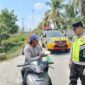 Polsek Buay Madang Timur Polres OKU Timur melaksanakan kegiatan sedekah dan berbagi makanan kepada masyarakat di seputaran wilayah Desa Kedu, Kecamatan Buay Madang Timur.