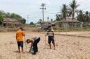 Bersama masyarakat petani Desa Tanjung Sari, Personil Polsek Buay Madang Timur bahu-membahu menanam jagung hibrida demi memperkuat ketahanan pangan nasional di kuartal III tahun 2026.