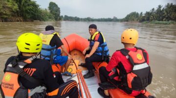 Tim SAR lakukan pencarian terhadap korban. Foto: Basarnas Palembang.