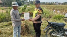 Personel Bhabinkamtibmas Polsek Buay Madang Timur menyerahkan lembaran Maklumat Kapolda Sumsel tentang larangan membakar hutan dan lahan (Karhutla) langsung kepada seorang petani di area persawahan Desa Kumpul Rejo, Kecamatan Buay Madang Timur, Kabupaten OKU Timur.