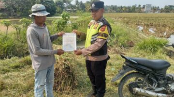 Personel Bhabinkamtibmas Polsek Buay Madang Timur menyerahkan lembaran Maklumat Kapolda Sumsel tentang larangan membakar hutan dan lahan (Karhutla) langsung kepada seorang petani di area persawahan Desa Kumpul Rejo, Kecamatan Buay Madang Timur, Kabupaten OKU Timur.